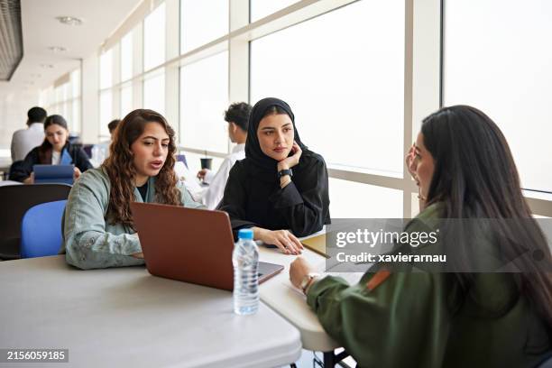 étudiantes assises et discutant à l’université - voile religieux photos et images de collection