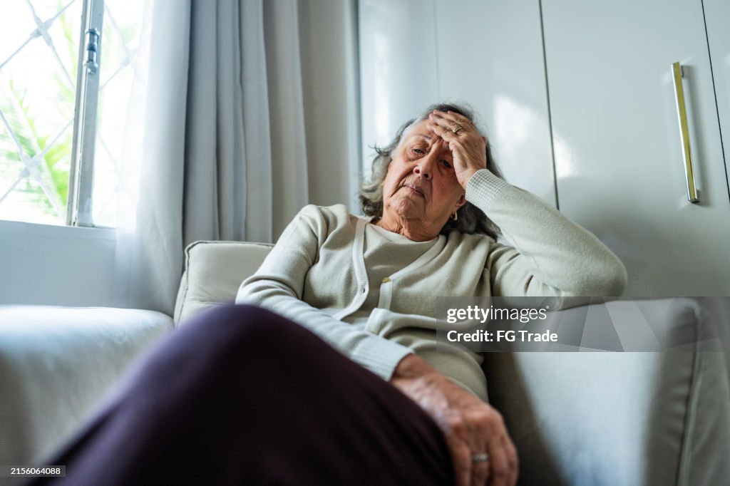 Triste femme âgée à la maison de retraite