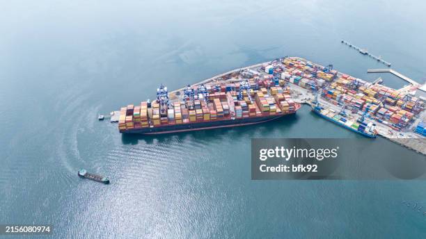 vista aérea superior do navio porta-contêineres em um porto terminal de contêineres. - shipping container top view - fotografias e filmes do acervo