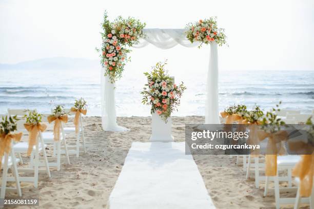 belle arche de mariage sur la plage - cérémonie du mariage photos et images de collection