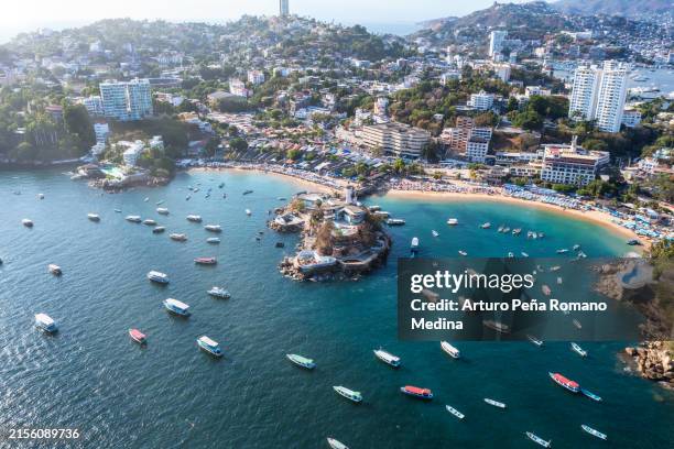 playa caleta en acapulco, guerrero - acapulco fotografías e imágenes de stock