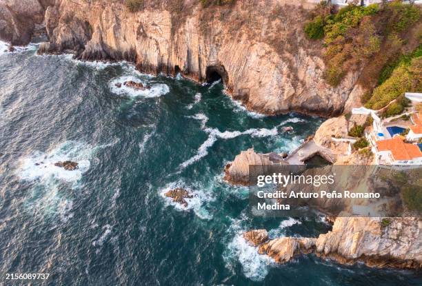 luftaufnahme des aussichtspunkts la quebrada - acapulco stock-fotos und bilder