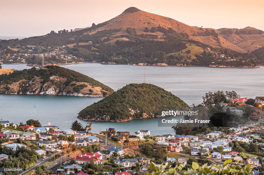 Vistas desde Port Chalmers hasta la península de Otago al atardecer