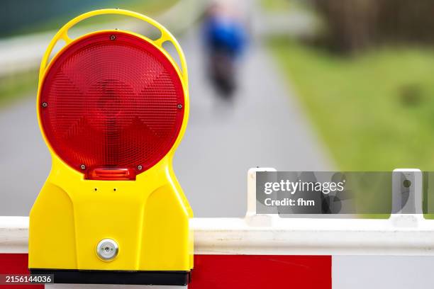 red warning light - road closed - barrikade stock-fotos und bilder