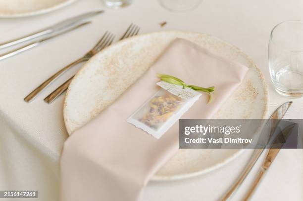tischdekoration für eine event-party oder hochzeitsfeier - serviette stock-fotos und bilder