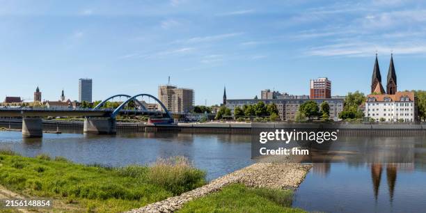 frankfurt an der oder - city skyline (brandenburg state, germany) - kleinere sehenswürdigkeit stock-fotos und bilder