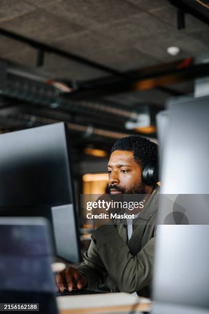 1,384 Programmer Vertical Screen Stock Photos, High-Res Pictures, and ...