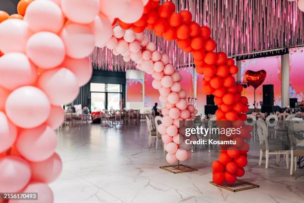 salón de restaurante bellamente decorado para celebrar un cumpleaños, boda, fiesta - edificio de eventos fotografías e imágenes de stock