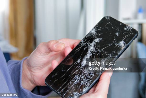 cracked smartphone screen - screen replacement stock pictures, royalty-free photos & images