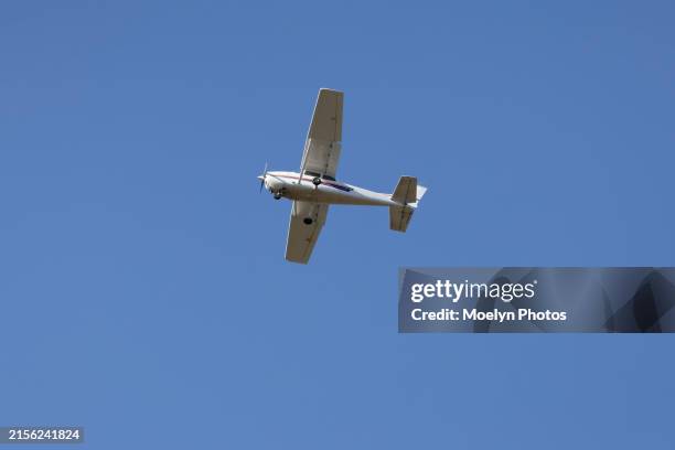 small prop plane over troutdale oregon 001 - propeller airplane stock pictures, royalty-free photos & images