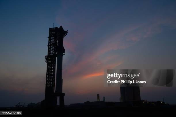 spacex starship rocket prepares for launch - véhicule spatial photos et images de collection