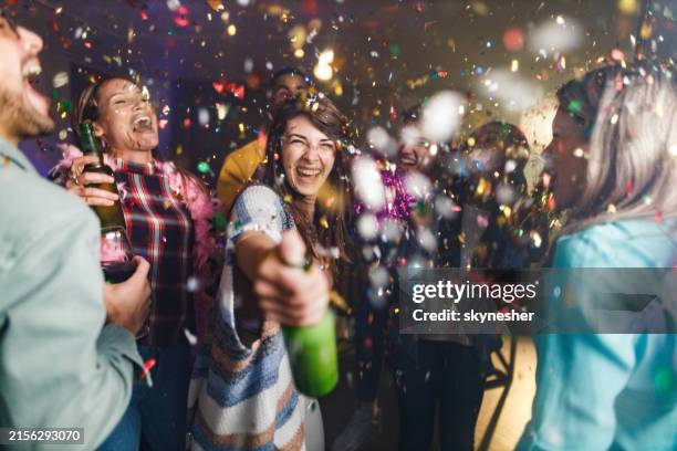 divertimento alla festa di casa! - ballo-da-discoteca foto e immagini stock