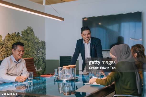 joven empresario asiático que se reúne con compañeros de trabajo en la sala de reuniones de la oficina. equipo diverso de emprendedores creativos en la mesa de discusión. especialistas trabajan en business startup - presidente de organización fotografías e imágenes de stock