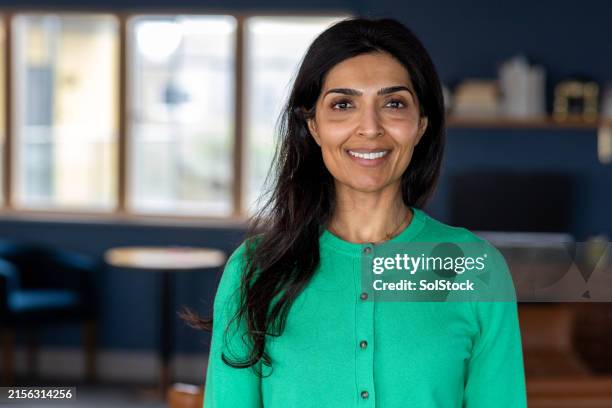 confident business woman - pueblos del sur de asia fotografías e imágenes de stock