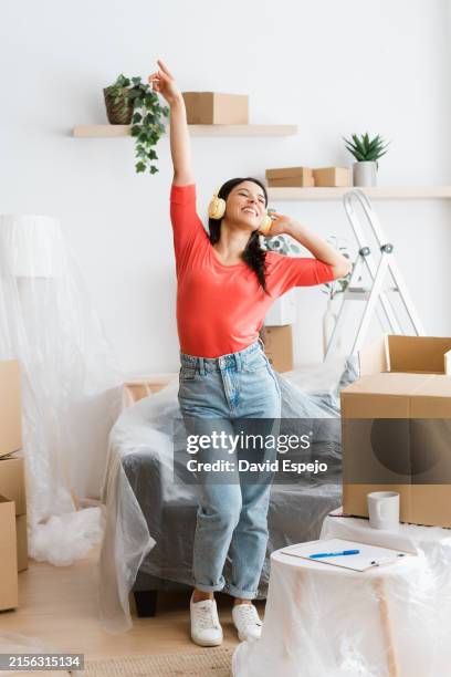 la donna festeggia il trasloco in un nuovo appartamento - casa in esposizione foto e immagini stock