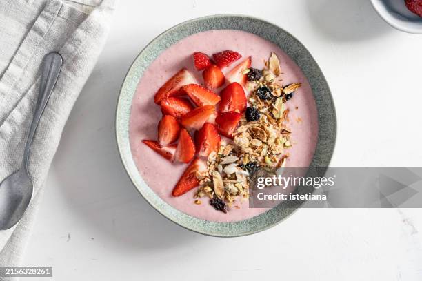 strawberry smoothie bowl with granola, summer breakfast - bowl stock pictures, royalty-free photos & images