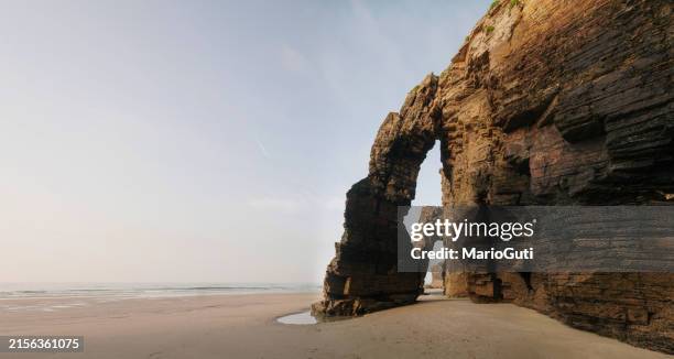 acantilados en la playa de as catedrais - catedral fotografías e imágenes de stock