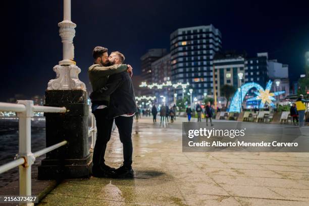 romantic date in a city at night - two gay guys kissing stock pictures, royalty-free photos & images