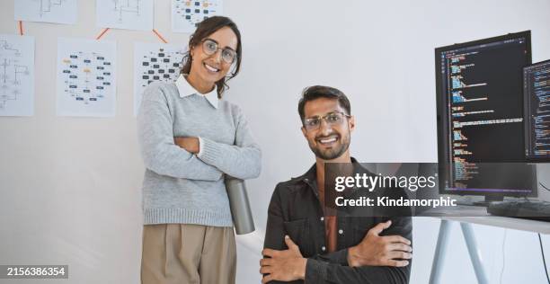 porträt eines glücklichen hispanischen lateinamerikanischen paares, software-ingenieur entwickler arme verschränkt lächelnd. arbeiten sie gemeinsam im homeoffice an der programmcodierung. technologiekonzept für die entwicklung von programmiersprachen - datenwissenschaftler stock-fotos und bilder