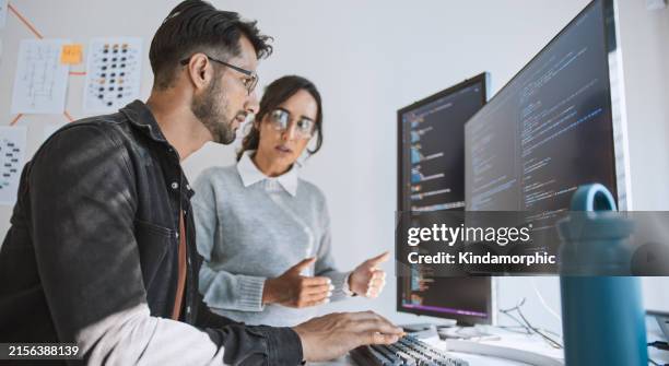 coppia ispanica dell'america latina, sviluppatore di software che utilizza il computer, lavora insieme alla codifica del programma in ufficio a casa. tecnologia di sviluppo del linguaggio di programmazione, concetto di lavoro freelance - programmazione televisiva foto e immagini stock