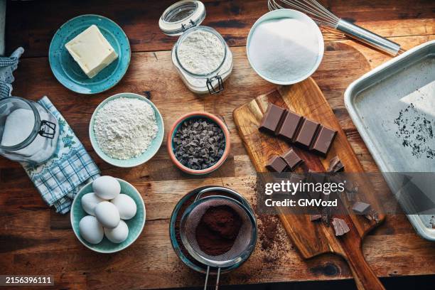 hornear brownies en la cocina doméstica - ingrediente fotografías e imágenes de stock
