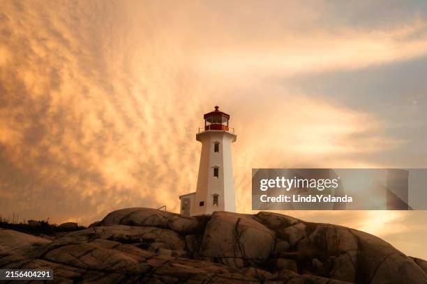 peggy's cove lighthouse en - provincias marítimas de canadá fotografías e imágenes de stock