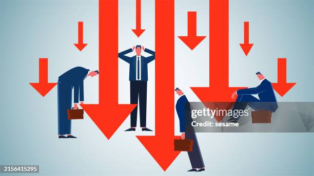 illustrations, cliparts, dessins animés et icônes de récession, baisse des revenus, inflation, chute des cartes financières, hommes d’affaires accablés de chagrin et au cœur brisé se tenant impuissants à côté des flèches qui tombent - faiblesse