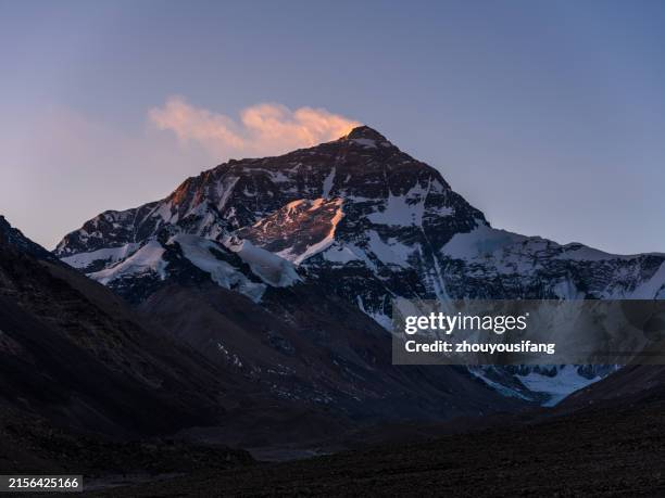 the everest at sunrise - mt everest stock pictures, royalty-free photos & images