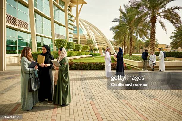 teachers and students discussing in university campus - cultura árabe imagens e fotografias de stock