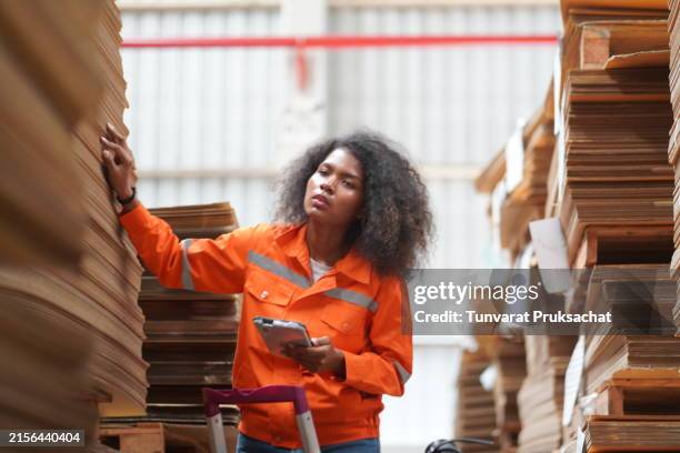 Box Factory Labourer 240 Factory Worker In Assembly Line Boxes Stock Photos, High-Res ...