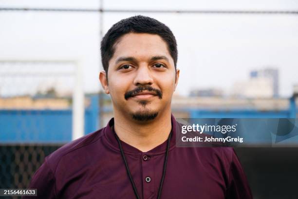 selbstbewusster männlicher fußballtrainer porträt mit kopfschuss - ziegenbart stock-fotos und bilder