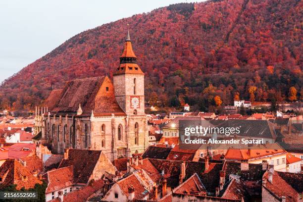 black church (biserica neagra) and brasov old town in autumn, aerial view, transylvania, romania - turmuhr stock-fotos und bilder