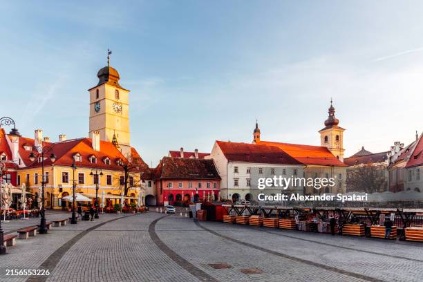 piata mica (small square) with turnul sfatului clock tower, sibiu, transylvania, romania - turmuhr stock-fotos und bilder