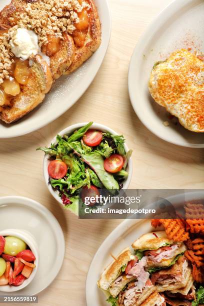 buffet de brunch de cerca con variedad de platos de comida - ensalada verde fotografías e imágenes de stock