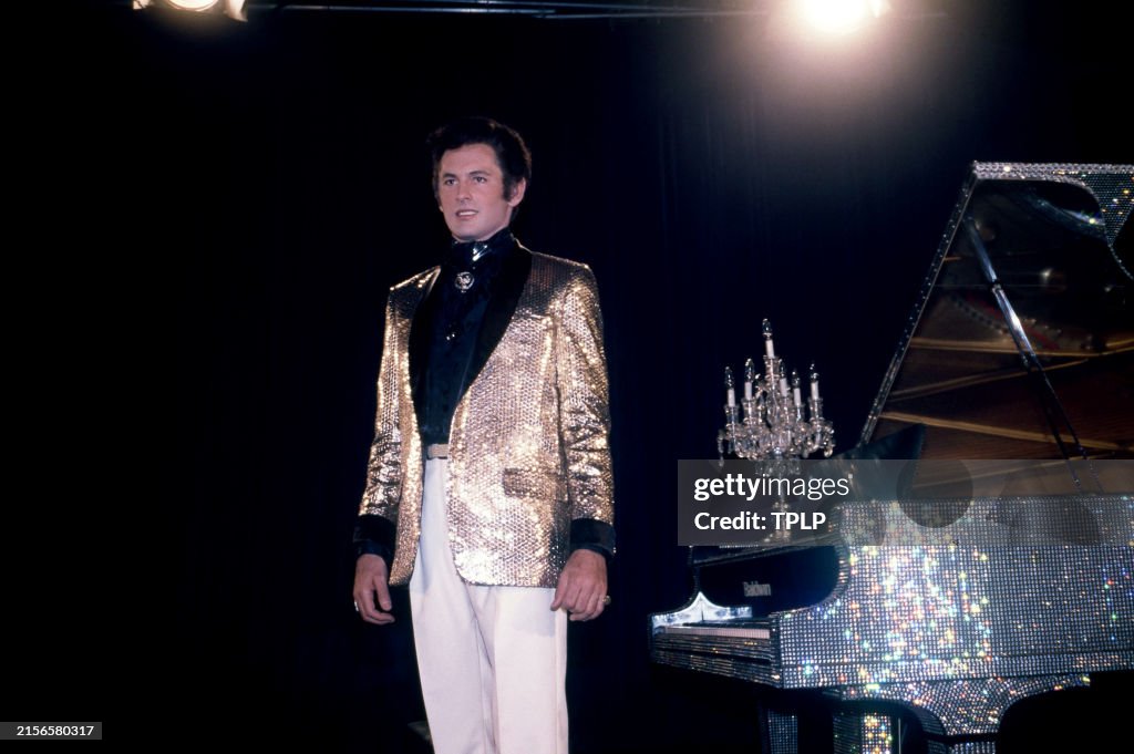 Liberace Ruffle A Wax model of American pianist and singer Liberace poses for a... News ...