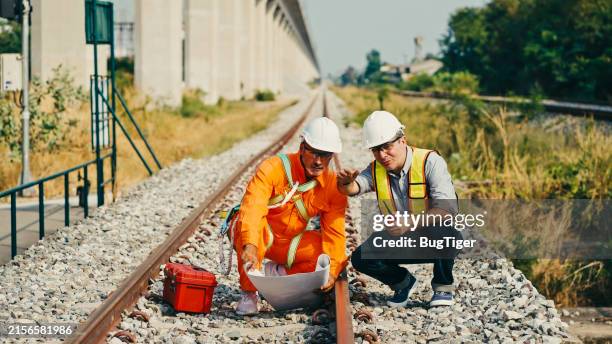des ingénieurs et des techniciens d’entretien inspectent les voies ferrées pour s’assurer qu’elles sont prêtes à l’emploi. - métro transport ferroviaire photos et images de collection
