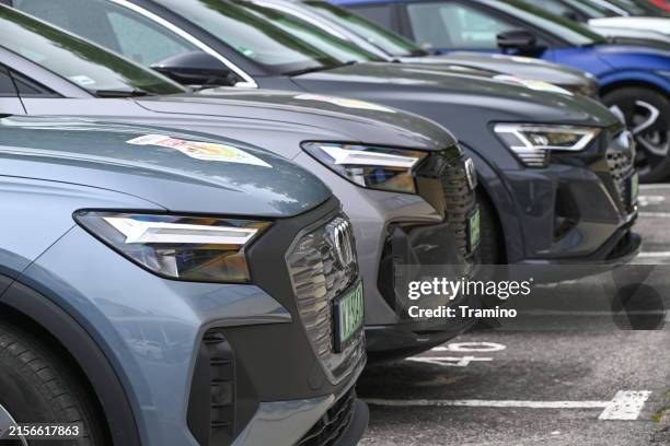 audi q4 e-tron on a parking - luxeauto stockfoto's en -beelden