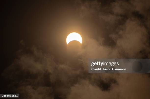 partial solar eclipse - zonsverduistering stockfoto's en -beelden