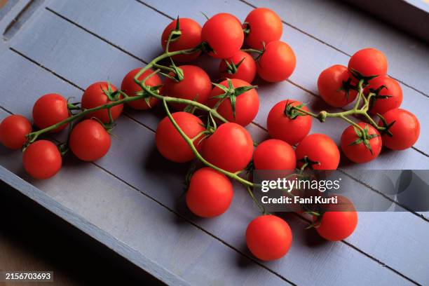 healthy raw bunch of cherry tomatoes - tomatoes on vine stock pictures, royalty-free photos & images