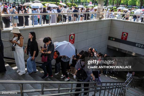 Bts Queue Number 100,935 Korean Kpop Stock Photos, High-Res Pictures, and Images - Getty ...