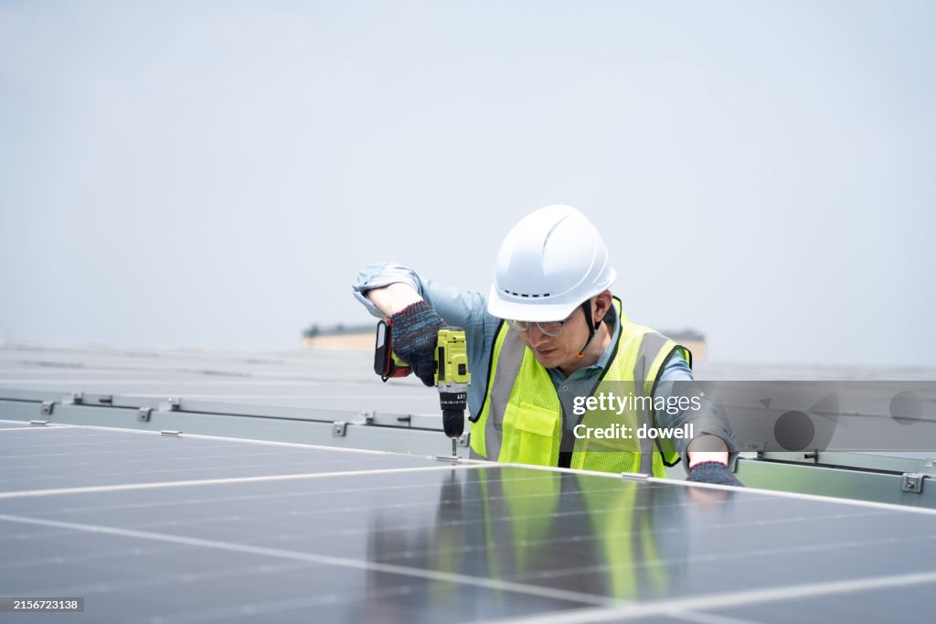 Fixr Solar Worker Using Drill To Fix Solar Panels High-Res Stock Photo - Getty Images