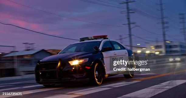 coche de policía conduciendo desde el puente de la calle sexta hacia la calle dtla al atardecer - coche de policía fotografías e imágenes de stock