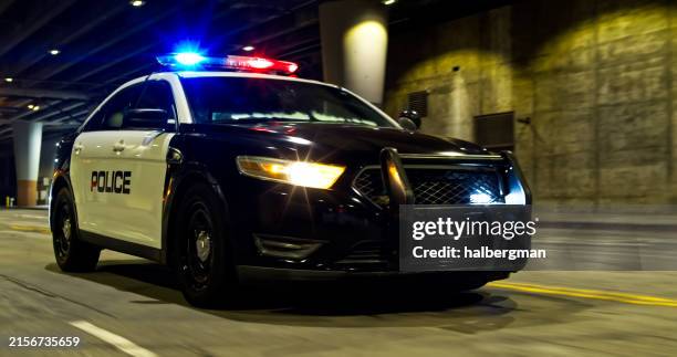 cop car in an underpass in dtla at night - carro de polícia imagens e fotografias de stock
