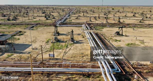 pipelines in oil field in the san joaquin valley - aerial shot - pijpleiding stockfoto's en -beelden