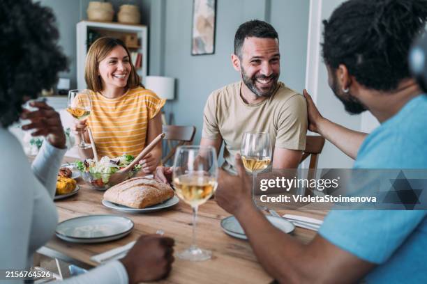 fröhliche freunde, die die party zu hause genießen. - weißwein stock-fotos und bilder