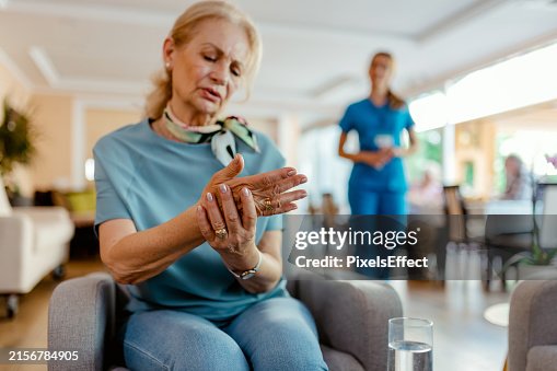 Ältere Patientin leidet in Altersheim unter betäubenden Schmerzen in der Hand Ältere Patientin leidet in Altersheim unter betäubenden Schmerzen in der Hand
