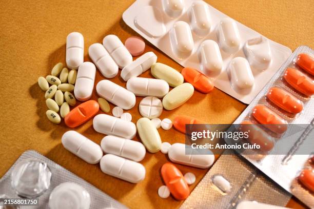 health - drug - pill - treatment - health service. variety of medicines in pill form, vitamins and dietary supplements - homöopathie stock-fotos und bilder