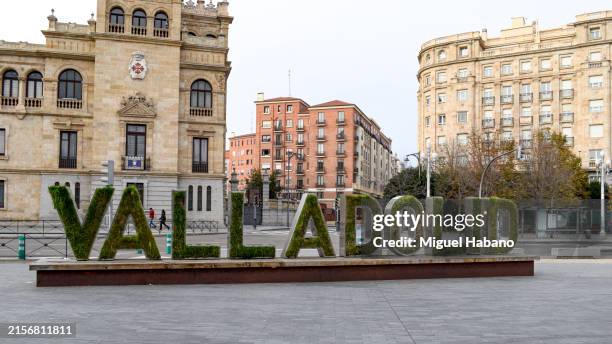 edificio de la academia de caballería en el centro de valladolid - estrecho descripción física fotografías e imágenes de stock