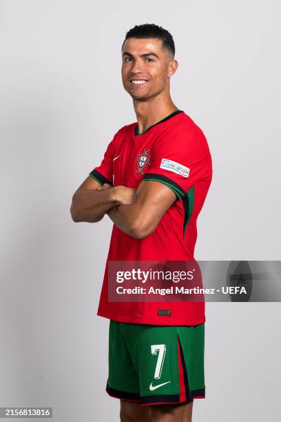 7,941 Cristiano Ronaldo Pose Stock Photos, High-Res Pictures, and Images - Getty Images