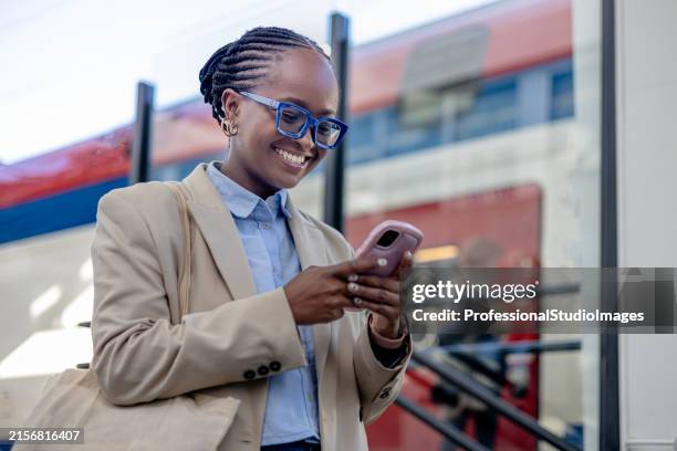connected and waiting at the station - plataforma de estação de metro imagens e fotografias de stock